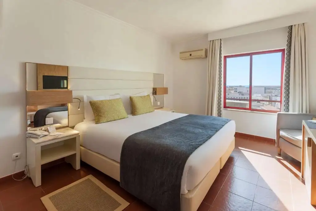 Habitación con cama extragrande.