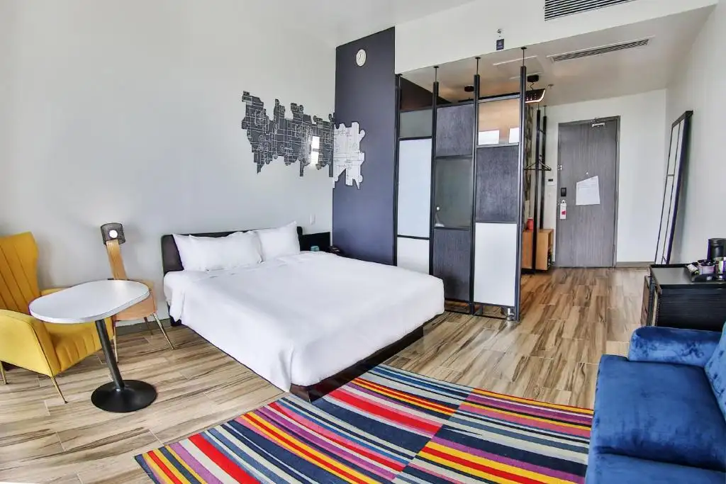 Habitación con cama extragrande y balcón