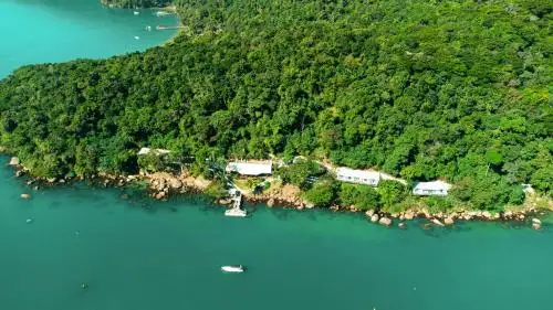vista aérea de una isla en el agua en la Pousada Papiro Boutique, en Abraão